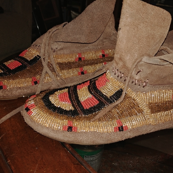 Size 7 hand beaded moccasins - Picture 2 of 4